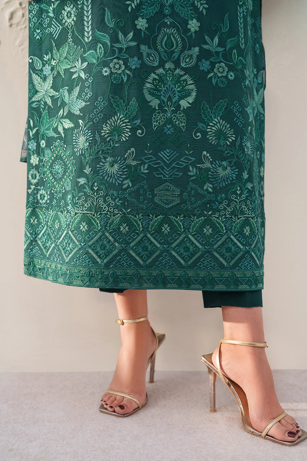 Baroque - EMBROIDERED RAW SILK UF-4383