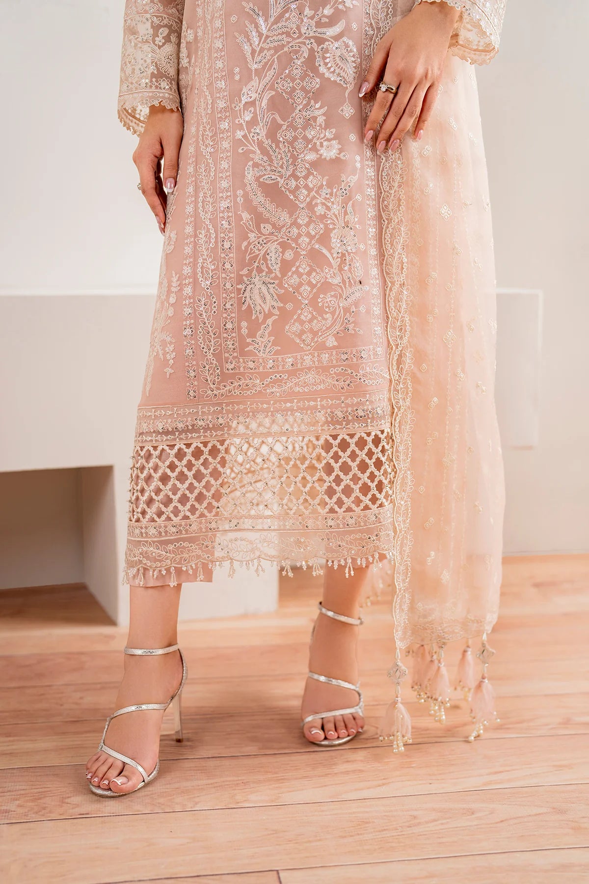 Baroque UF-681 Embroidered Chiffon luxury formal dress collection at Mirha Collections UK. Premium unstitched or custom-stitched Pakistani designer suit with intricate embroidery and a chiffon dupatta.