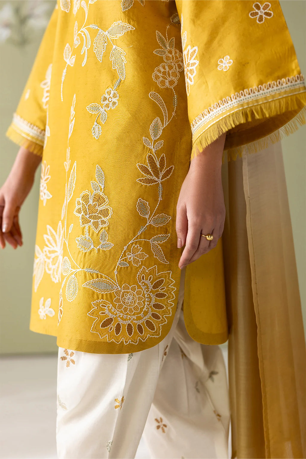 Baroque - EMBROIDERED LAWN UF-4419 - Mirha Collections
