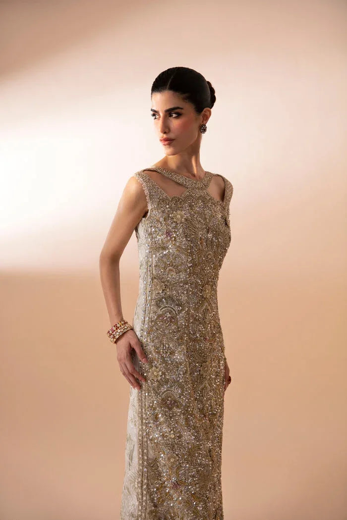 "Focus on matching embellished organza dupatta framed with four-sided embroidered borders paired with Mysie by Tahira Ashley set."