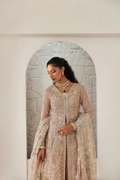 "Focus on matching embellished organza dupatta framed with four-sided embroidered borders paired with Mysie by Tahira Yara set."